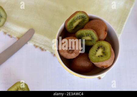 Deliziosa frutta kiwi matura in una ciotola. Alimentazione sana o stile di vita sano, kiwi verde succoso Foto Stock