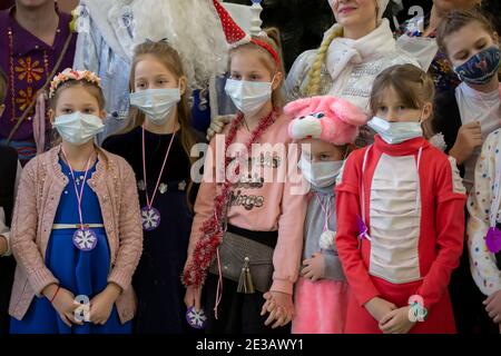 24 dicembre 2020. Bielorussia, la città di Gomil. Vacanze di Natale in città durante l'epidemia di coronavirus. Bambini in maschere mediche al Christm Foto Stock