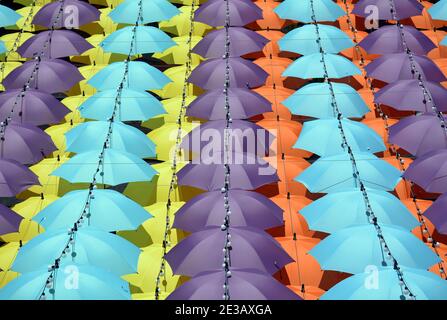 Centinaia di ombrelloni shelter acquirenti dal sole a Shenzhen, Cina. File di brolli colorati per tenere il sole fuori. Un sacco di modelli interessanti. Foto Stock