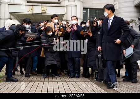 Seoul, Bucheon, Corea del Sud. 18 gennaio 2021. Un avvocato per il presidente Samsung Lee Jae-yong esce dalla Corte Suprema di Seoul lunedì 18 gennaio 2021, dopo che la Corte ha condannato Lee a 30 mesi per accuse di corruzione legate all'amministrazione dell'ex presidente Park Geun-hye, impecondato. Credit: Jintak Han/ZUMA Wire/Alamy Live News Foto Stock