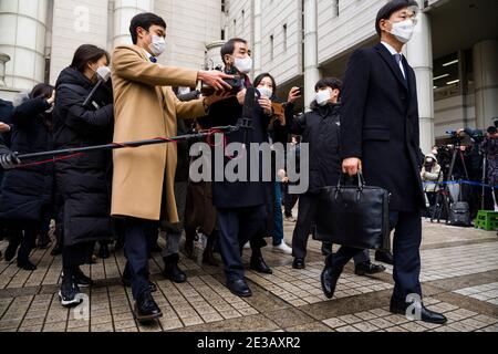 Seoul, Bucheon, Corea del Sud. 18 gennaio 2021. Un avvocato per il presidente Samsung Lee Jae-yong esce dalla Corte Suprema di Seoul lunedì 18 gennaio 2021, dopo che la Corte ha condannato Lee a 30 mesi per accuse di corruzione legate all'amministrazione dell'ex presidente Park Geun-hye, impecondato. Credit: Jintak Han/ZUMA Wire/Alamy Live News Foto Stock