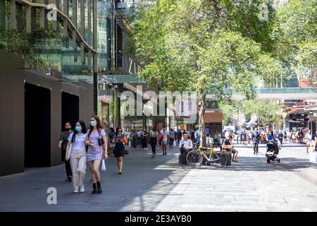 Due donne asiatiche che indossano maschere facciali durante la pandemia di covid 19 In Pitt Street, Sydney centro città, Australia Foto Stock