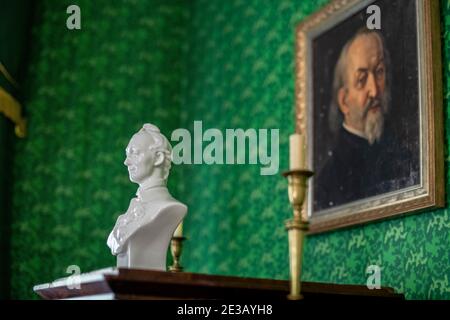 Il busto in porcellana Dcorative siede prima del portait nel Volkonsky Manor presso il Museo Regionale dei Decembrists del Memoriale di Irkutsk. Foto Stock