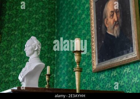 Il busto in porcellana Dcorative siede prima del portait nel Volkonsky Manor presso il Museo Regionale dei Decembrists del Memoriale di Irkutsk. Foto Stock