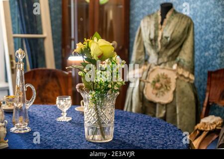 Un vaso con rose sul tavolo della sala da pranzo nel Volkonsky Manor presso il Museo Regionale dei Decembristi Memoriale di Irkutsk. Foto Stock