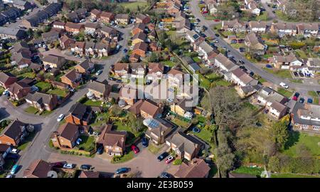 File foto datata 27/03/20 di una veduta aerea di Leverstock Green, presso Hemel Hempstead. Molti compratori domestici potrebbero essere dentro per le fatture di imposta che non avevano preventivato per - come circa 100,000 vendite della casa già accosentite mancheranno una scadenza per fare i risparmi di imposta di bollo, secondo una stima. Data di emissione: Lunedì 18 gennaio 2021. Foto Stock