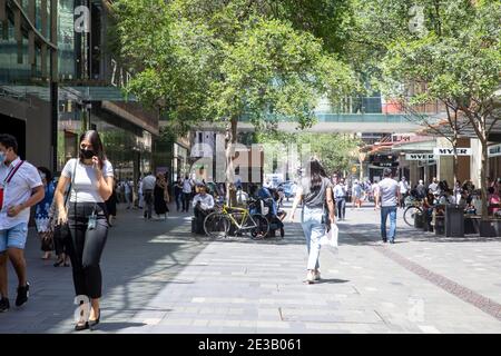 Pitt Street nel centro della città di Sydney, zona commerciale e al dettaglio, donna adolescente indossare maschera contro COVID 19, Sydney, Australia Foto Stock