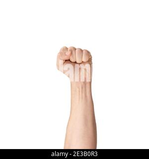 Mostrare il protester di primo in su che tiene la mano isolato su sfondo bianco. Gesti delle mani dell'uomo isolati su bianco. Pugno di maschio aggraffato. Mano dell'uomo con una f Foto Stock