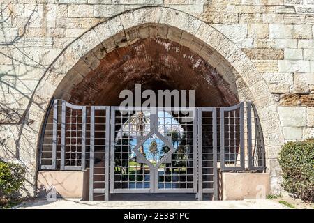 Istanbul, Turchia - 17.03.2012: Vista delle coste di Karaköy e Beşiktaş dalla porta di Sefettiler Kasri Foto Stock