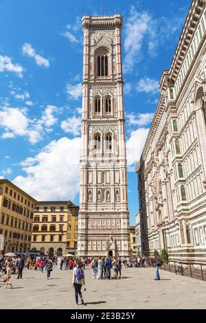 I turisti al campanile di Giotto a Firenze Foto Stock