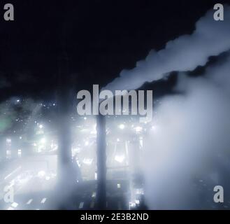 Grande fabbrica con denso fumo bianco proveniente dai camini. Foto Stock