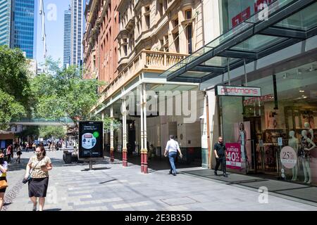 Donna che indossa la maschera facciale durante il COVID 19 coronavirus pandemico in Sydney Pitt Street, NSW, Australia Foto Stock