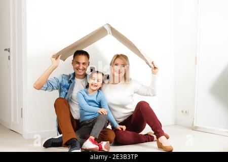 Campagna di sicurezza per la casa. Una famiglia europea felice è rimasta in quarantena auto-isolamento. Pandemia coronavirus covid 19 responsabilità consapevole Foto Stock