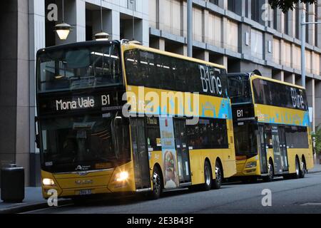 B-Line Northern Beaches autobus giallo a due piani destinato a Mona vale in procinto di partire da Carrington Street alla stazione Wynyard di Sydney, NSW, Aust Foto Stock