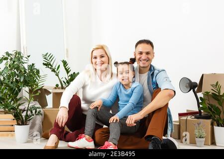 Campagna di sicurezza per la casa. Una famiglia europea felice è rimasta in quarantena auto-isolamento. Pandemia coronavirus covid 19 responsabilità consapevole Foto Stock