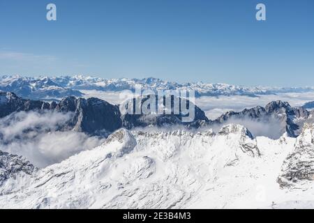 Vista sulle montagne innevate in estate dal Top of Germany Zugspitze punto di vista Foto Stock