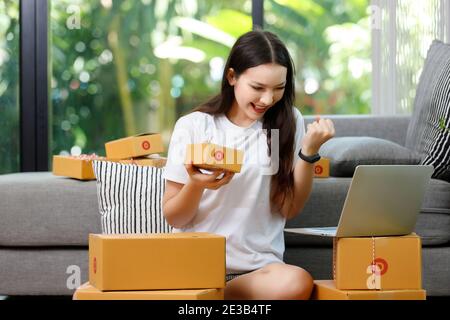 Venditore preparare per l'invio di merce al cliente dopo il controllo dell'ordine. Foto Stock