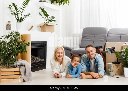 Campagna di sicurezza per la casa. Una famiglia europea felice è rimasta in quarantena auto-isolamento. Pandemia coronavirus covid 19 responsabilità consapevole Foto Stock