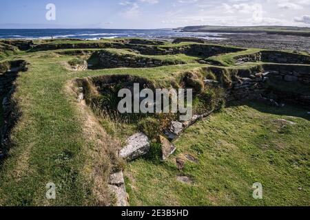 Vista dei resti storici degli edifici vichinghi su Brough of Birsay, Orkney, Scozia Foto Stock