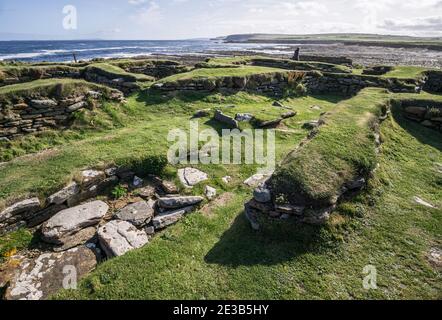 Vista dei resti storici degli edifici vichinghi su Brough of Birsay, Orkney, Scozia Foto Stock