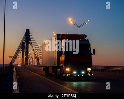 Camion veicolo in autostrada in bellezza luce del mattino. Trasporto e fornitura di merci Foto Stock