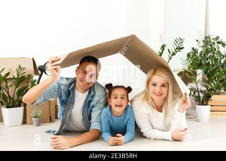 Campagna di sicurezza per la casa. Una famiglia europea felice è rimasta in quarantena auto-isolamento. Pandemia coronavirus covid 19 responsabilità consapevole Foto Stock