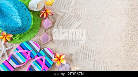 Paglia blu e verde cappello e Flip colorato galleggianti nella sabbia con conchiglie e fiori frangipani. In estate sulla spiaggia. Foto Stock