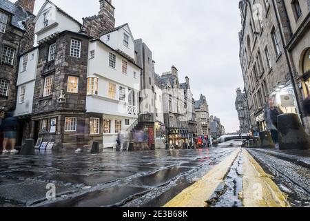 Vista al piano terra che si affaccia sul Royal Mile Edinburgh, Scozia, mostrando la John Knox House, in una giornata piovosa Foto Stock