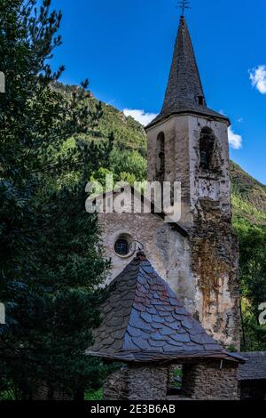 Chiesa di Sant Julia e campanile, Unarre, Pallars Sobira, Catalogna, Spagna. Foto Stock