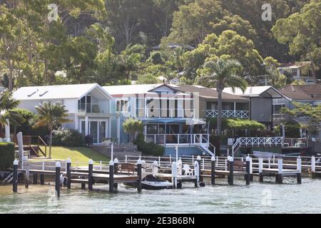 Case sul lungomare di Wagstaff di fronte Brisbane Water sulla costa centrale del New South Wales, Australia Foto Stock