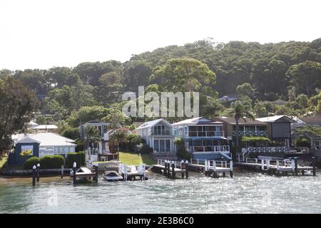 Case sul lungomare di Wagstaff di fronte Brisbane Water sulla costa centrale del New South Wales, Australia Foto Stock