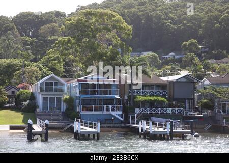 Case sul lungomare di Wagstaff di fronte Brisbane Water sulla costa centrale del New South Wales, Australia Foto Stock