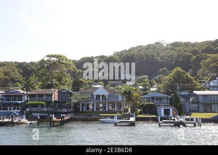 Case sul lungomare di Wagstaff di fronte Brisbane Water sulla costa centrale del New South Wales, Australia Foto Stock