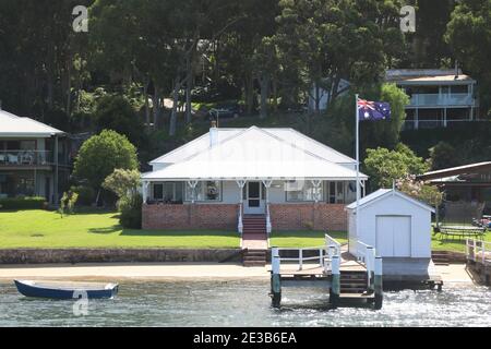 Case sul lungomare di Wagstaff di fronte Brisbane Water sulla costa centrale del New South Wales, Australia Foto Stock