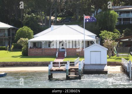 Case sul lungomare di Wagstaff di fronte Brisbane Water sulla costa centrale del New South Wales, Australia Foto Stock