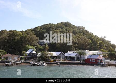 Case sul lungomare di Wagstaff di fronte Brisbane Water sulla costa centrale del New South Wales, Australia Foto Stock