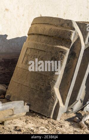 Vecchie tegole in ceramica giapponese kawara, intemperie, sul terreno al Santuario Tamukeyama Hachimangu di Nara, Giappone Foto Stock