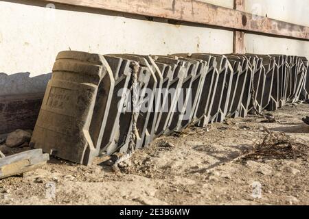 Vecchie tegole in ceramica giapponese kawara, intemperie, sul terreno al Santuario Tamukeyama Hachimangu di Nara, Giappone Foto Stock