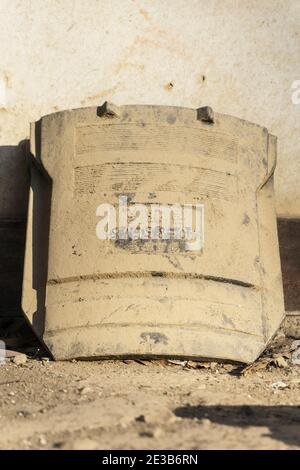 Vecchie tegole in ceramica giapponese kawara, intemperie, sul terreno al Santuario Tamukeyama Hachimangu di Nara, Giappone Foto Stock