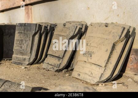 Vecchie tegole in ceramica giapponese kawara, intemperie, sul terreno al Santuario Tamukeyama Hachimangu di Nara, Giappone Foto Stock