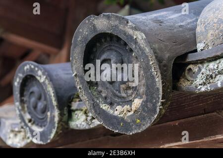 Vecchie tegole in ceramica giapponese kawara con intarsi al tempio Tamukeyama Hachimangu di Nara, Giappone Foto Stock