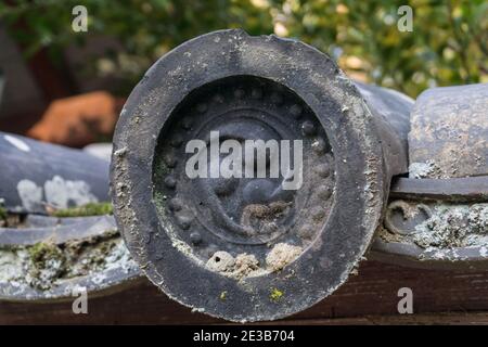 Vecchie tegole in ceramica giapponese kawara con intarsi al tempio Tamukeyama Hachimangu di Nara, Giappone Foto Stock