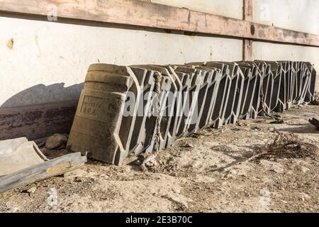 Vecchie tegole in ceramica giapponese kawara, intemperie, sul terreno al Santuario Tamukeyama Hachimangu di Nara, Giappone Foto Stock