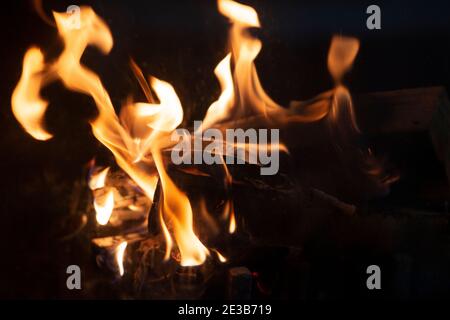 Fuoco sfondo fiamma. Legna da ardere in camino. Foto Stock