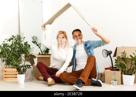 Campagna di sicurezza per la casa. Una famiglia europea felice è rimasta in quarantena auto-isolamento. Pandemia coronavirus covid 19 responsabilità consapevole Foto Stock