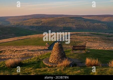 Un banco con una vista, visto al Buttertubs Pass (Cliff Rd Gate) vicino Thwaite, North Yorkshire, Inghilterra, Regno Unito Foto Stock