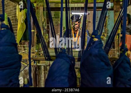 Weaver artigianale in Aminoddole Caravansarai o Timche Plaza, Kashan bazaar, Kashan, Iran. Foto Stock