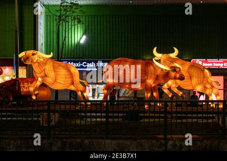 SINGAPORE, SINGAPORE - 17 gennaio 2021: Luci di strada con lanterne scolpite dell'Ox a Chinatown. CNY 2021Year of the OX. Shot orizzontale Foto Stock