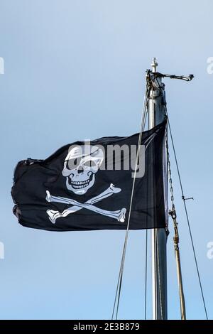 Bandiera cranio e crossbone che volano dall'albero di una barca. Foto Stock