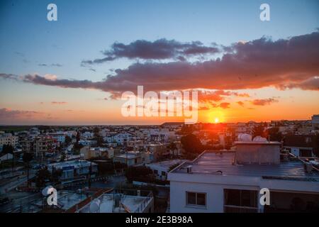 Nicosia, Cipro. 18 gennaio 2021. Vista dell'alba dal borgo di Aglantzia. Credit: SOPA Images Limited/Alamy Live News Foto Stock
